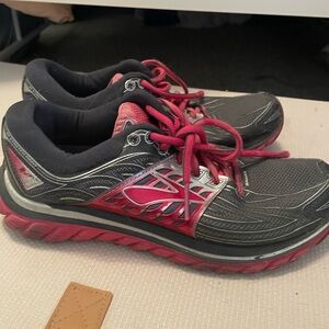 Brooks Running Sneakers in Black and Pink